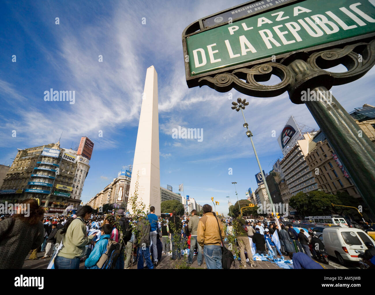 Fußball-Fans versammeln sich am Plaza De La Republica in Buenos Aires einen Sieg der Nationalmannschaft feiern. Stockfoto