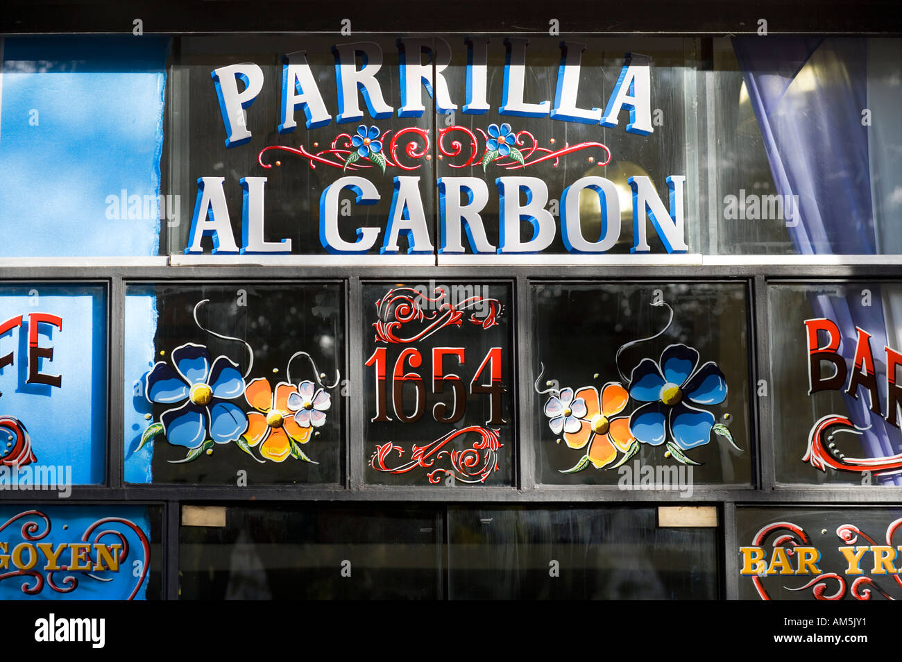 Parrilla al Kohlenstoff. Bunte Fenster ein Steakhouse in Buenos Aires. Seit 1654 behauptet stolz. Plaza de Los Dos Congresos. Stockfoto