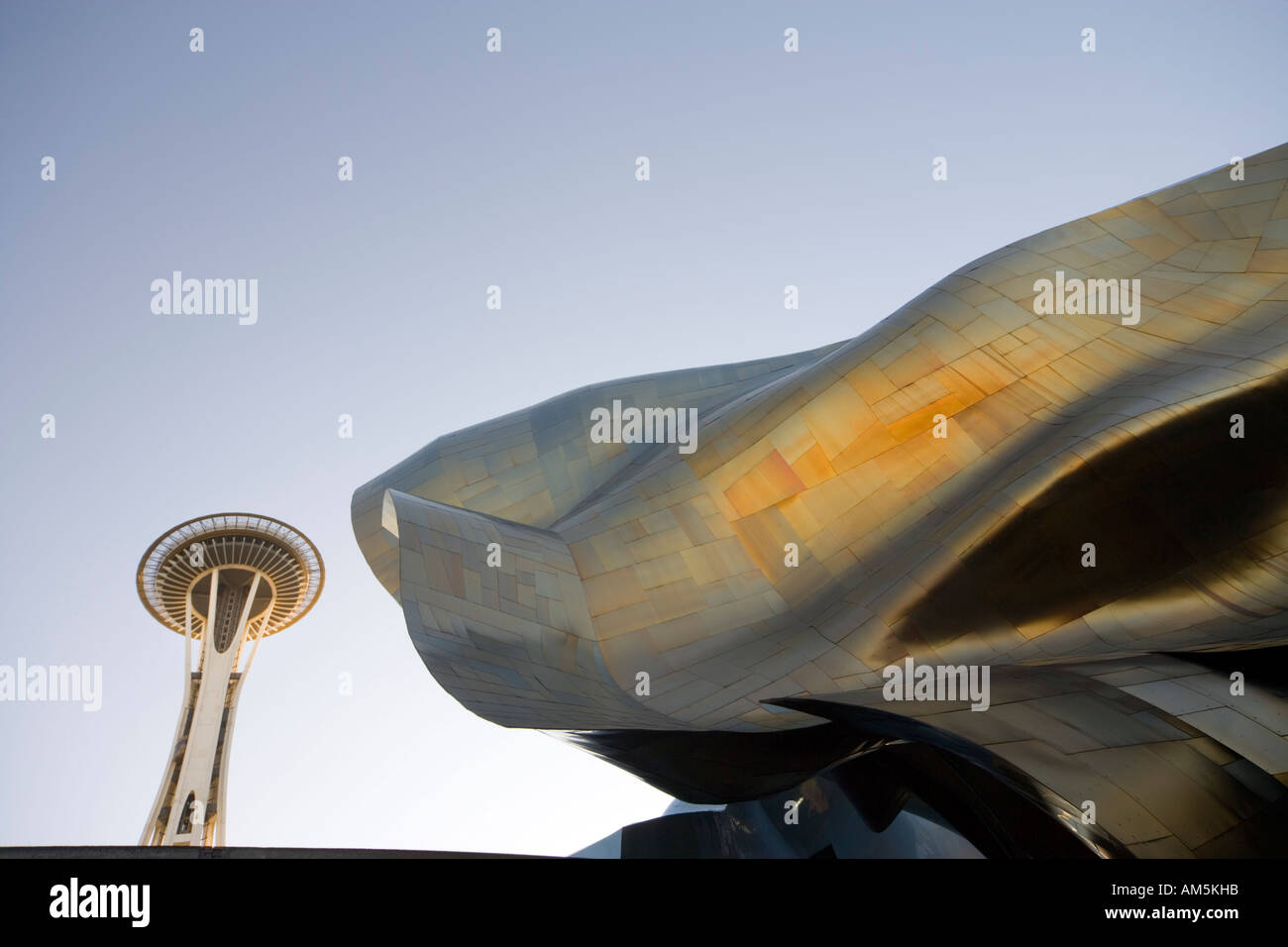 Seattle Space Needle aus Experience Music Project von Frank Gehry auf dem Seattle Center Campus gesehen. Stockfoto