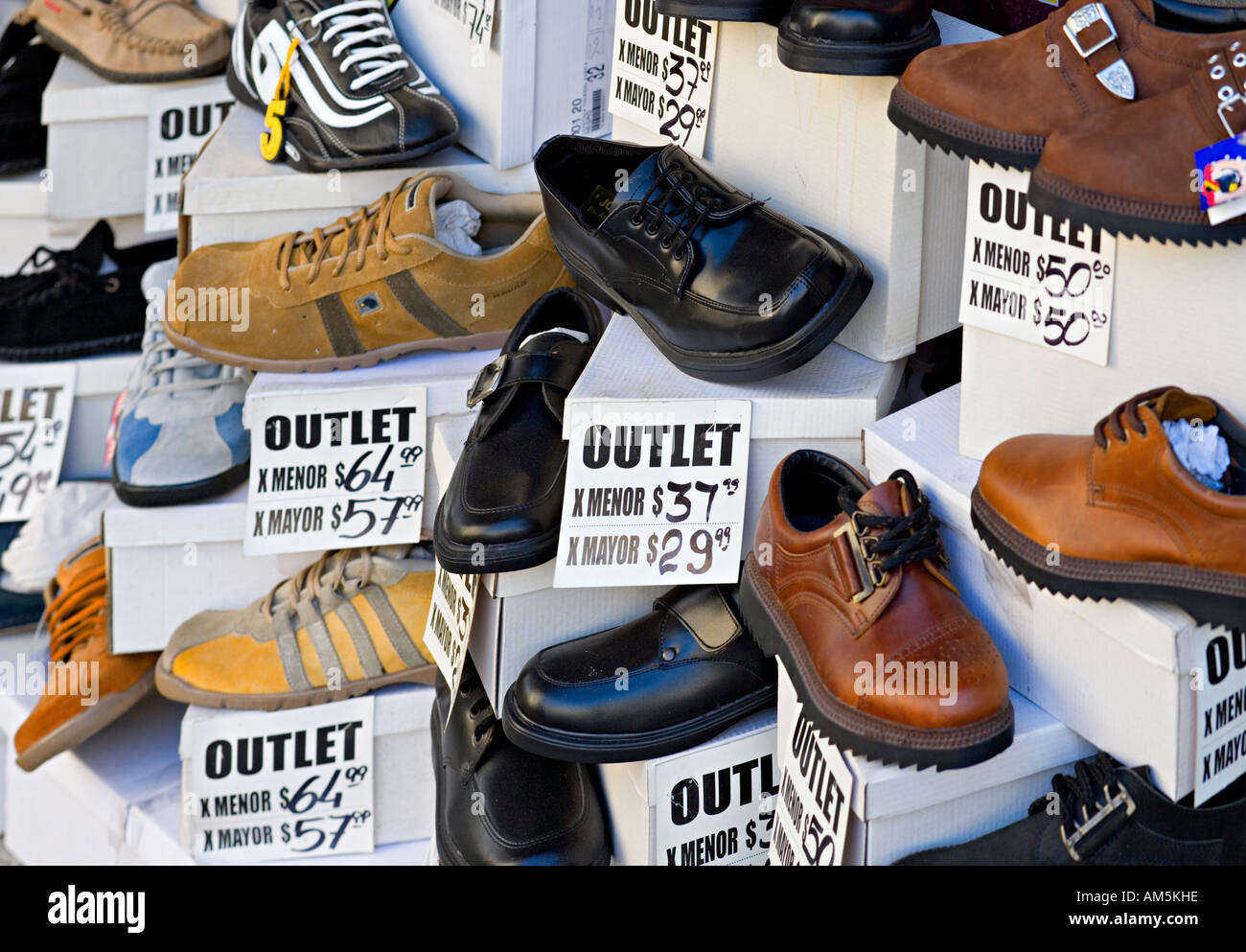Ausverkauf. Alle Arten von billigen Schuhen in einem Schaufenster ein Outlet-Center in Buenos Aires. Preise in argentinischen Peso; Schilder auf Spanisch. Stockfoto