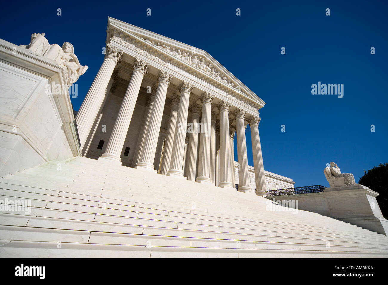 Haupteingang, Kolonnade, Schritte und Statuen der US Supreme Court Building. Washington DC Stockfoto