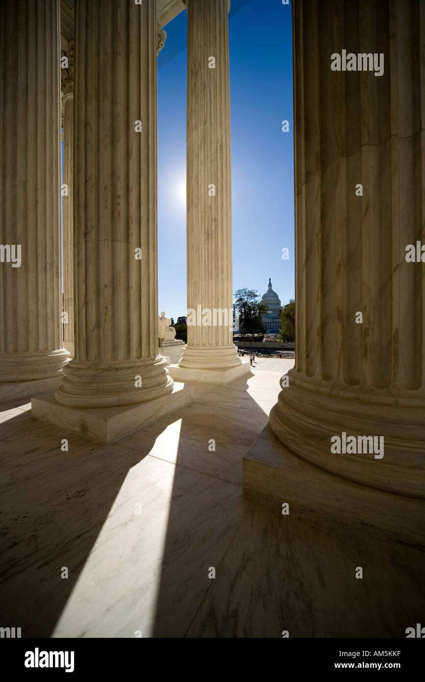 Blick auf das Capitol Building vom Haupteingang des US Supreme Court Building. Stockfoto