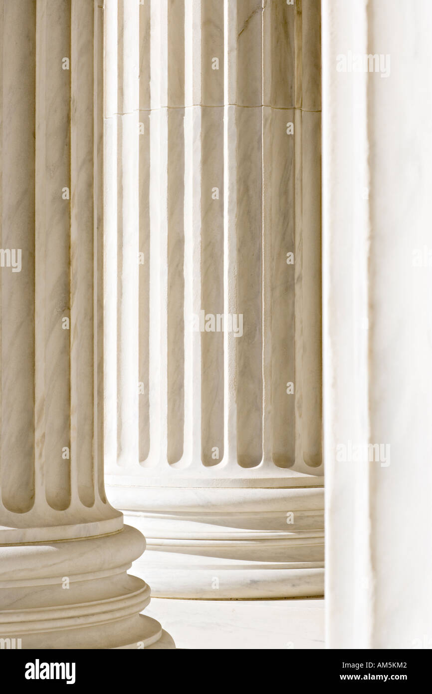 Weiße Marmorsäulen des US Supreme Court Building in Washington D.C. Stockfoto