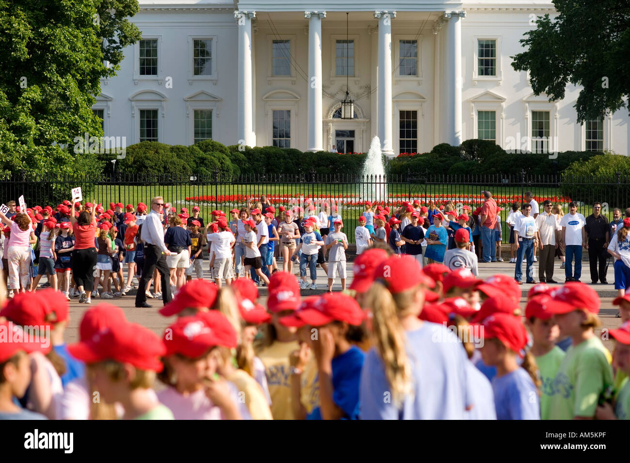 Massen von jungen Studenten besuchen The White House, Washington DC. Blick vom Lafayette Park mit The White House im Hintergrund Stockfoto