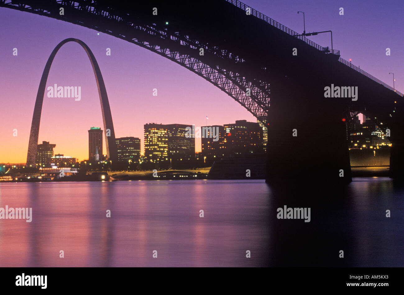 Blick auf den Sonnenuntergang St Louis Mo Skyline und Eads Brücke Stockfoto