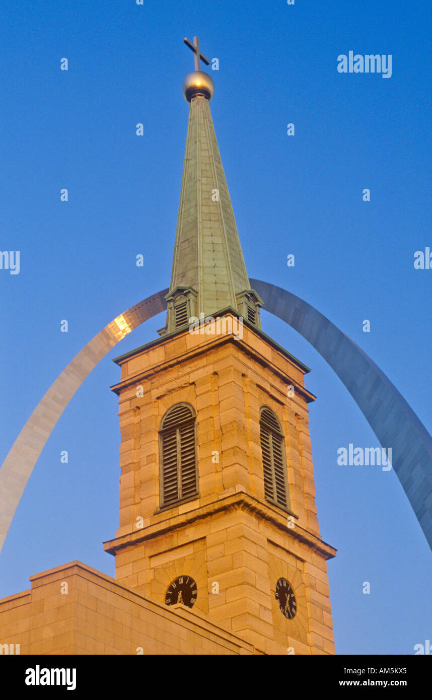 Historischen Christus-Kathedrale-Kirche und St. Louis Arch MO Stockfoto