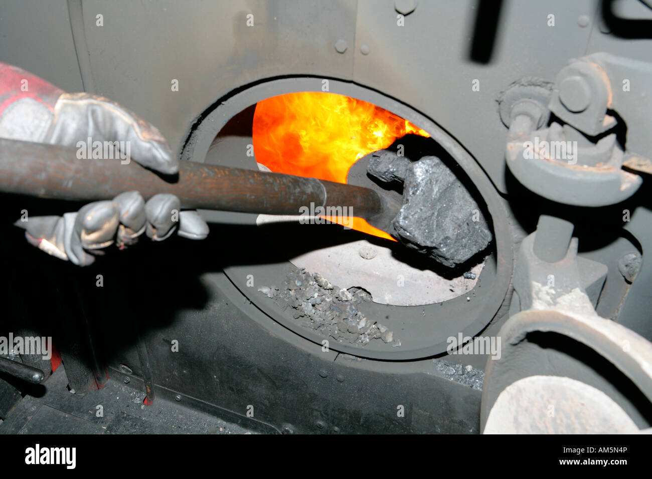 Tank von einer historischen Dampflokomotive wird angeheizt Stockfoto