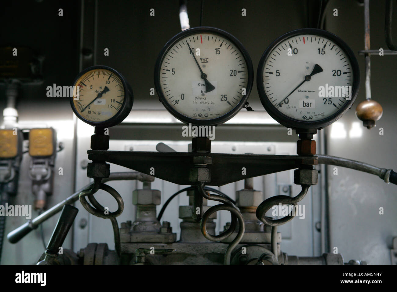 Dampf-Druck zeigt (Manometer) in einem historischen Dampfzug Stockfoto