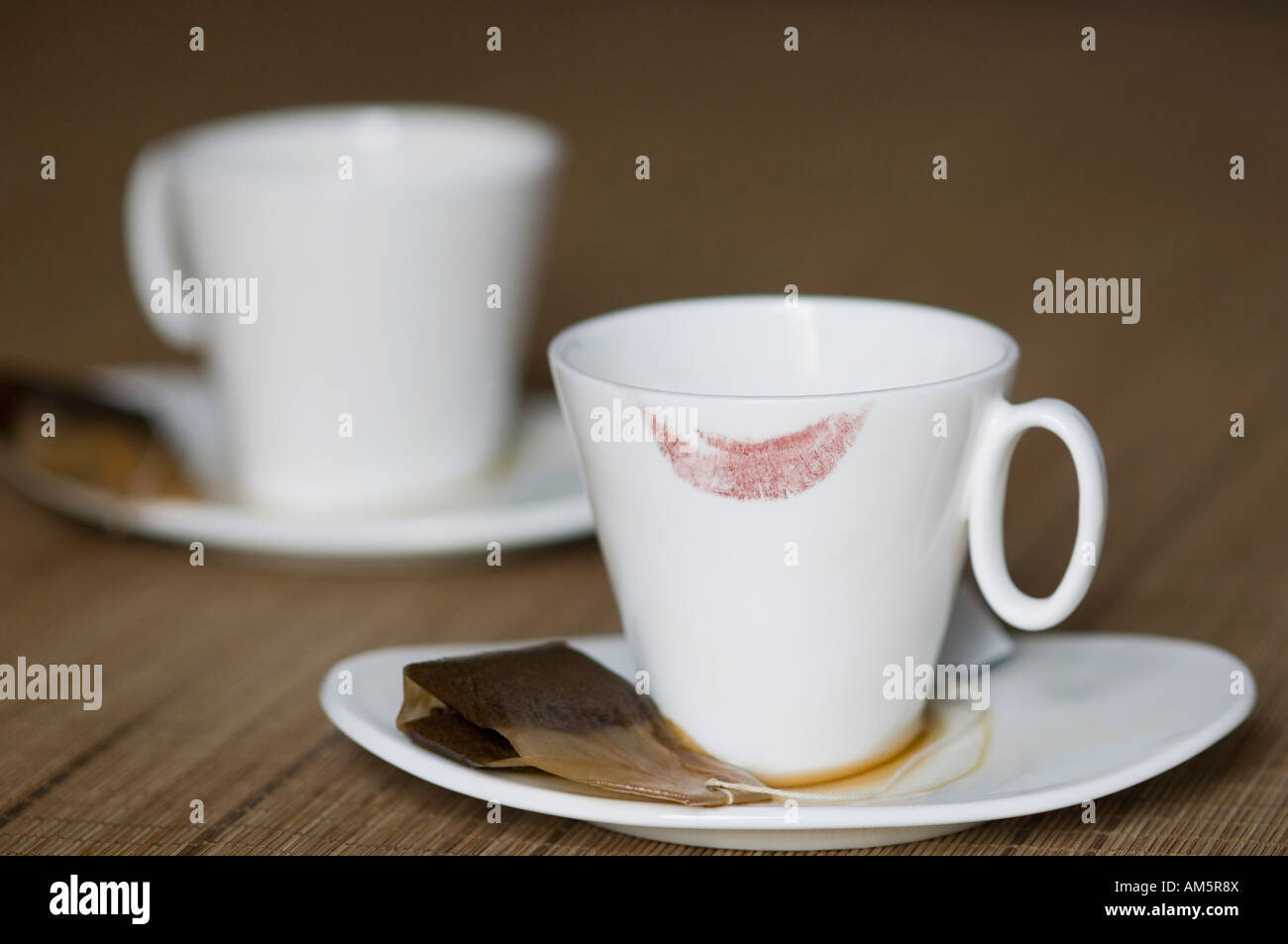 Nahaufnahme einer Lippenstift-Marke auf eine Teetasse mit einem Teebeutel Stockfoto