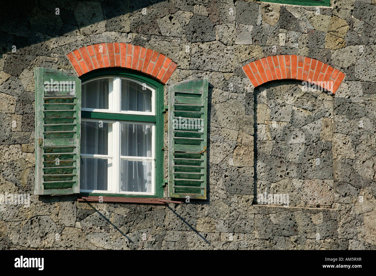Fenster und gemauerten, typische Fassade für das Alpenvorland, Oberbayern, Deutschland Stockfoto
