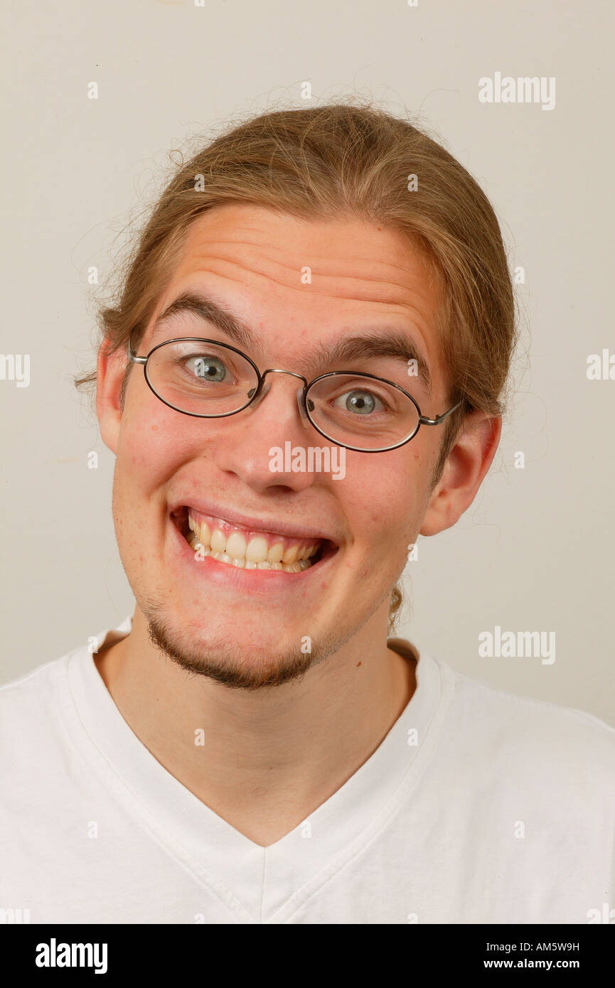 Teenager zeigt Zähne Stockfoto