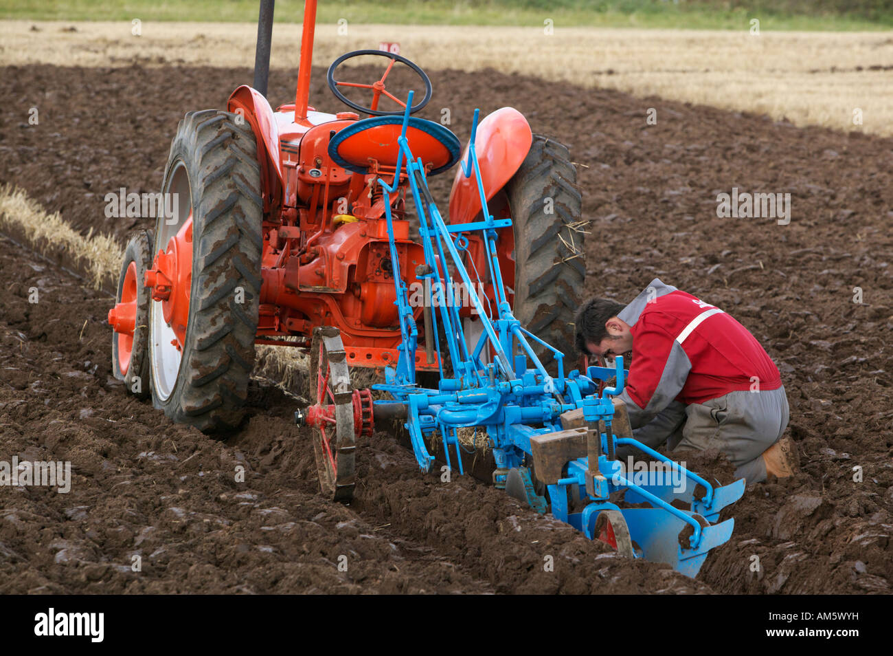 Traktor Pflügen bei den 2007 schottischen Pflügen Championships statt wesentlich Farm, Balmullo, St Andrews, Fife, Schottland, UK Stockfoto