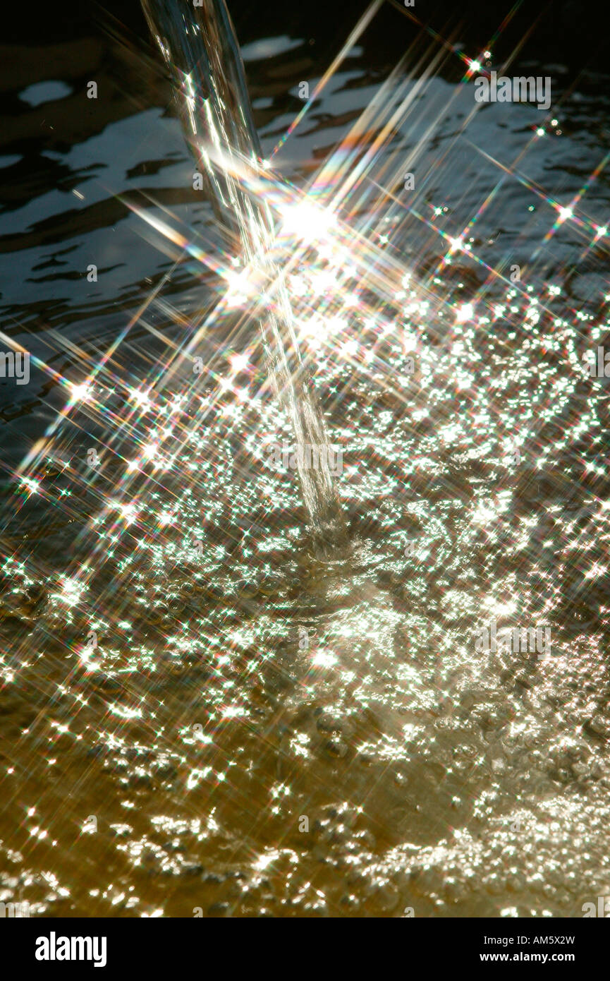 Wasserstrahl jedem in einem Brunnen Stockfoto