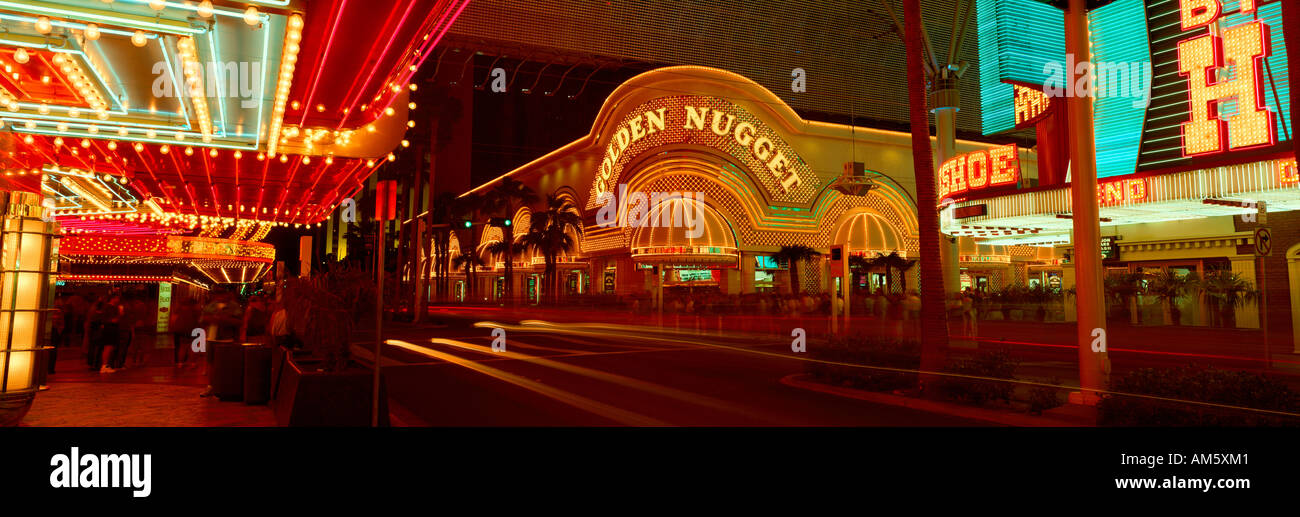 Panoramablick auf Golden Nugget Casino und Neon unterzeichnen in Las Vegas NV Stockfoto