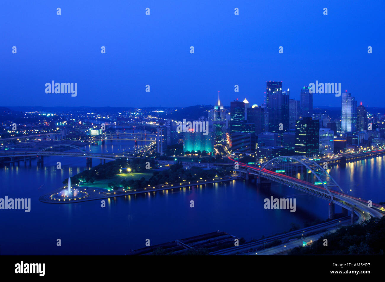 Kreuzung des Allegheny River Monongahela River und Ohio River in der Abenddämmerung von Mount Washington Pittsburgh PA Stockfoto
