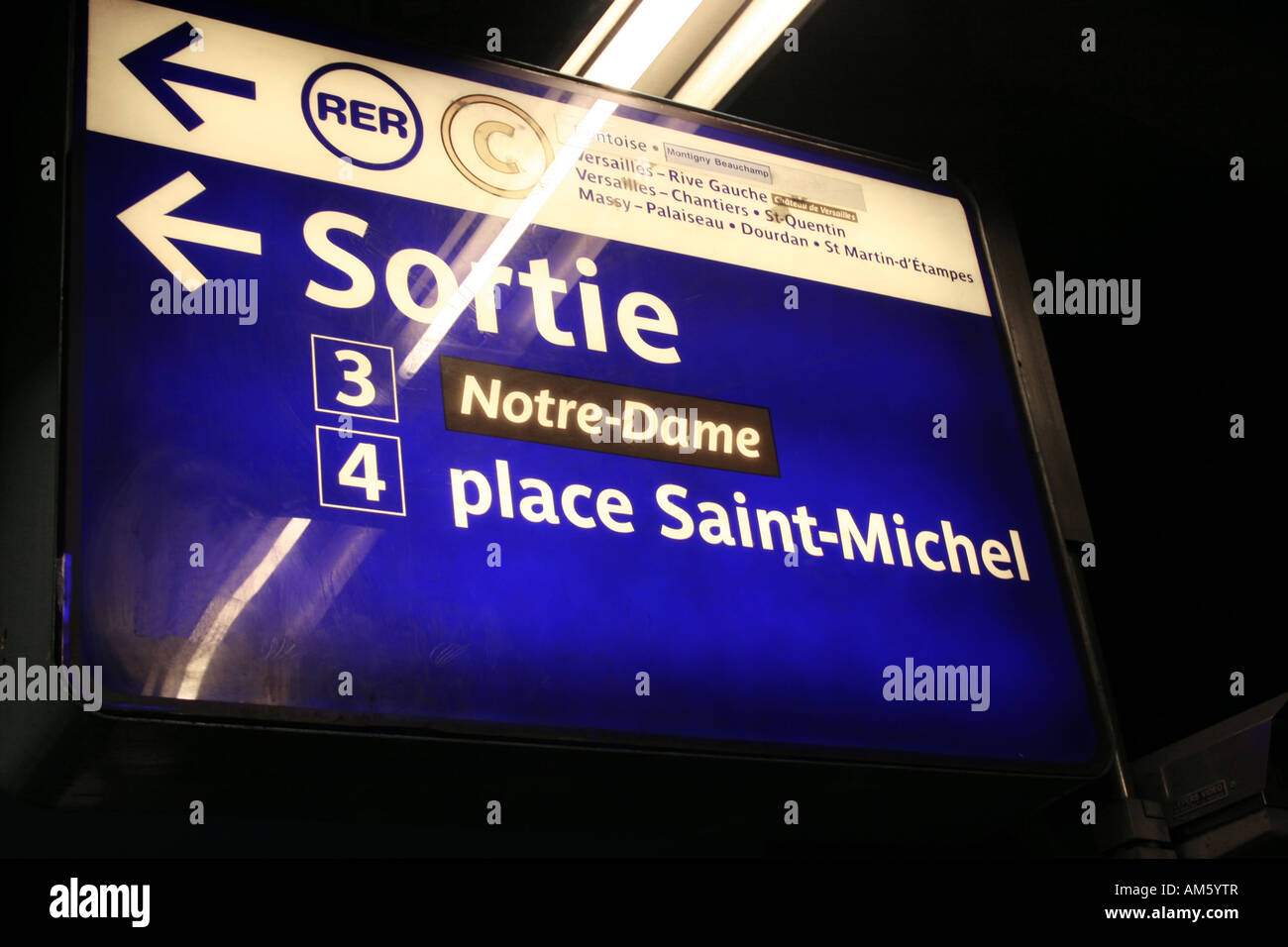 Obenliegende Wegweiser in der Paris Metro auf Notre-Dame und Place Saint-Michel Stockfoto