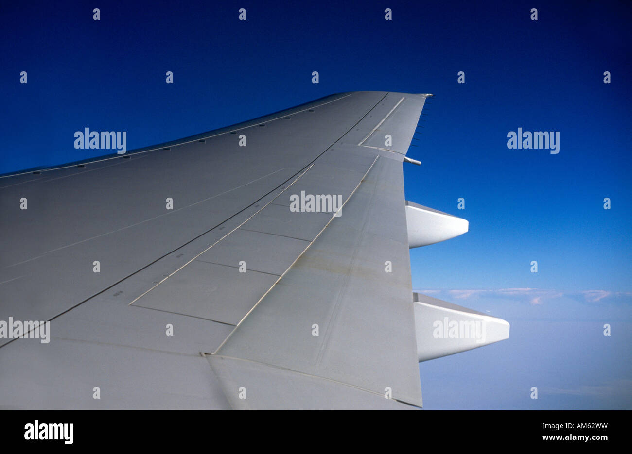 Flügel des Flugzeugs Boeing 777 Stockfoto