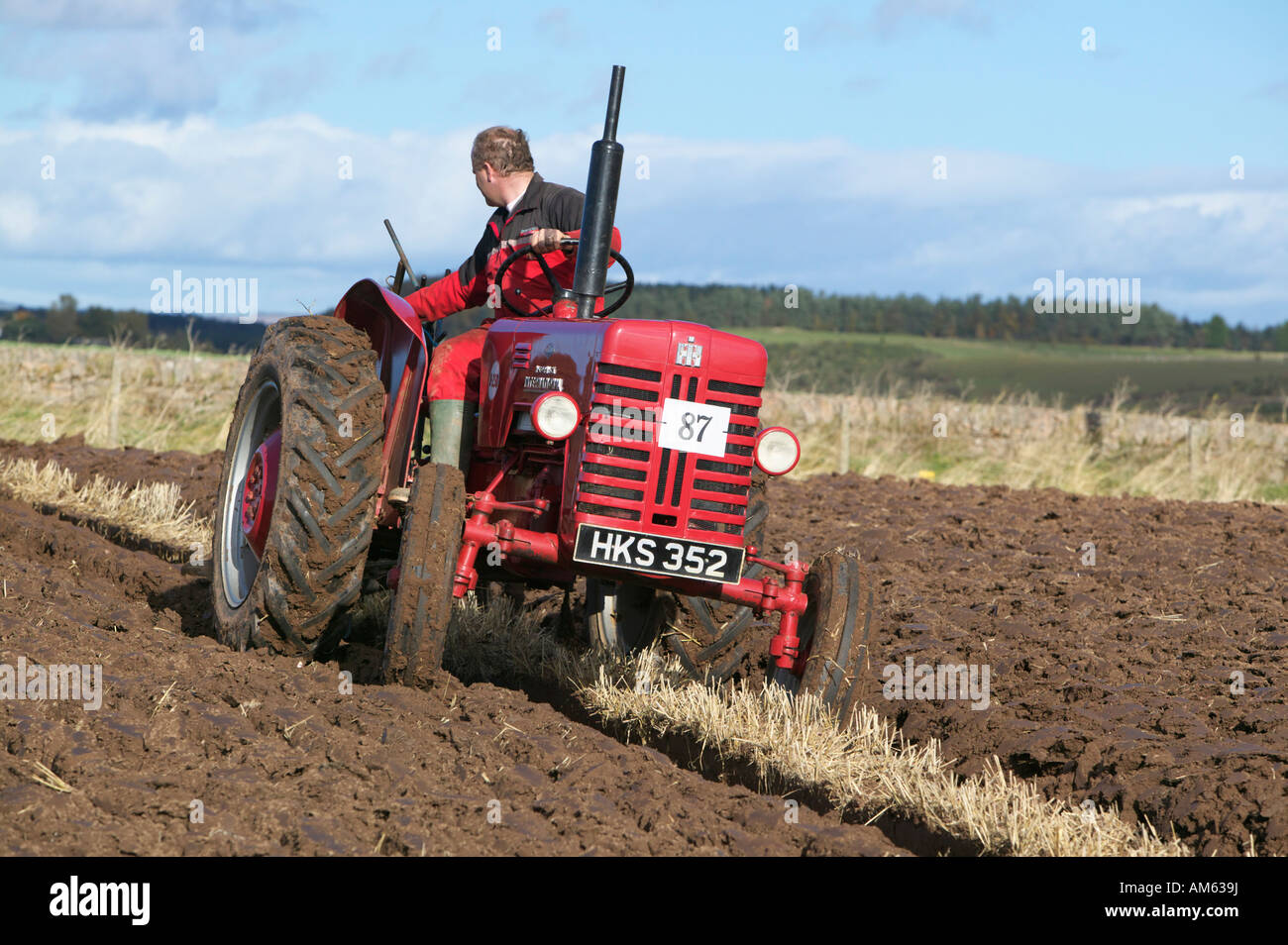 Traktor Pflügen bei den 2007 schottischen Pflügen Championships statt wesentlich Farm, Balmullo, St Andrews, Fife, Schottland, UK Stockfoto