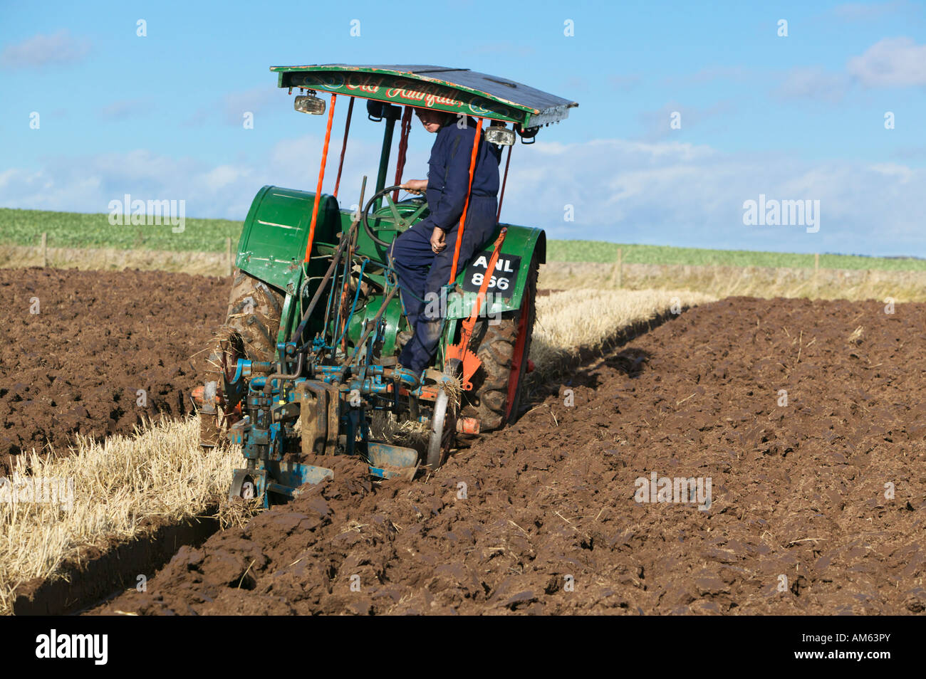 Traktor Pflügen bei den 2007 schottischen Pflügen Championships statt wesentlich Farm, Balmullo, St Andrews, Fife, Schottland, UK Stockfoto