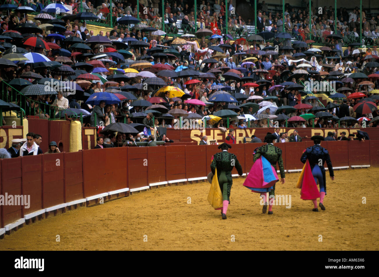 Jerez De La Frontera Stierkämpfer verlassen die Arena wegen Starkregen Stockfoto