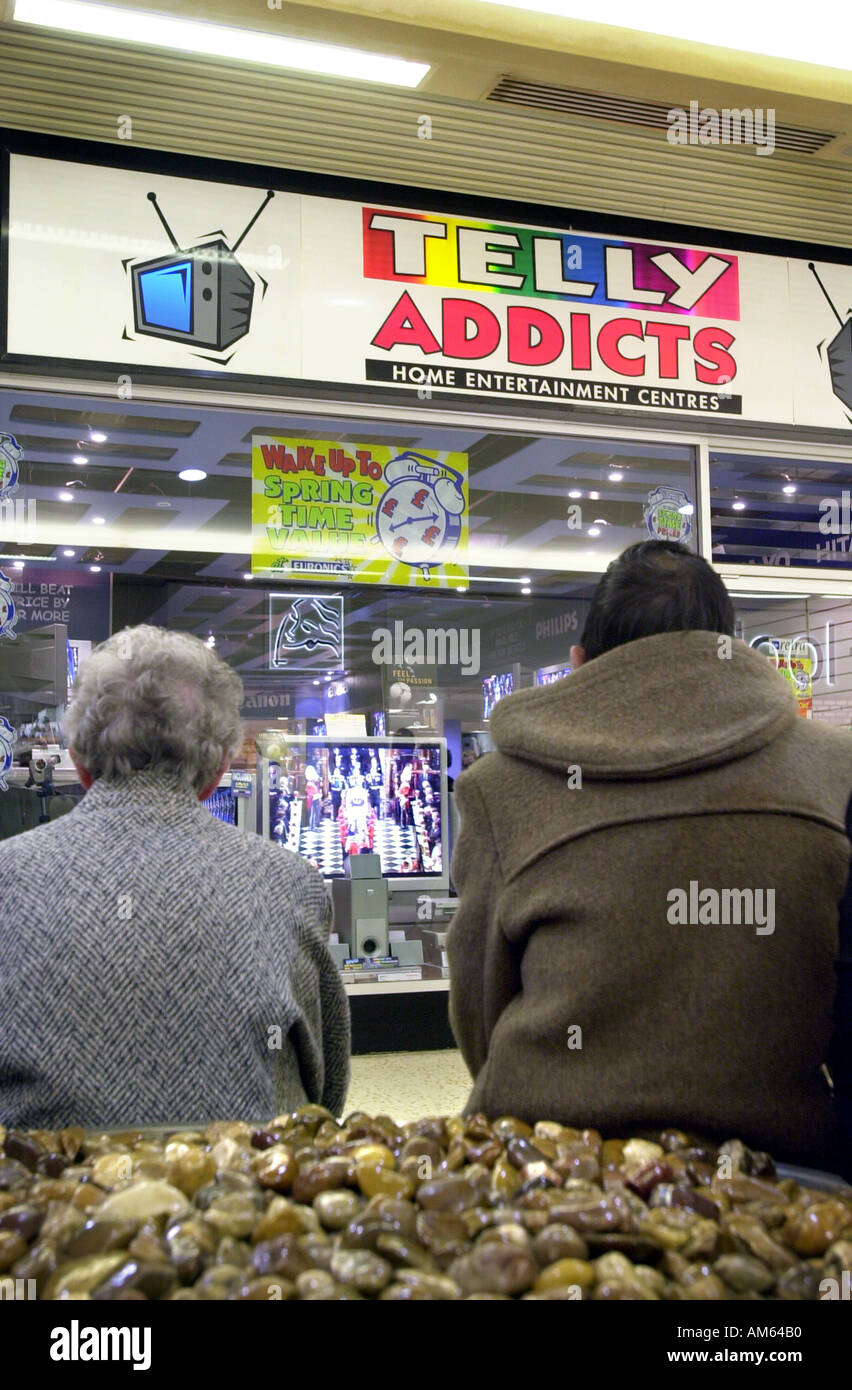Shopper sitzen und beobachten Sie das Begräbnis der Königin-Mutter in das Arndale Centre Luton UK Stockfoto
