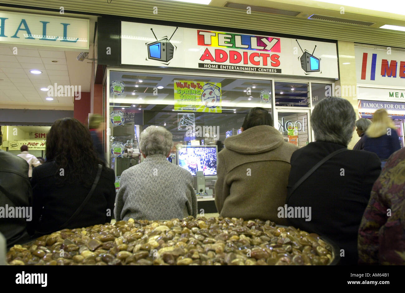 Shopper sitzen und beobachten Sie das Begräbnis der Königin-Mutter in das Arndale Centre Luton UK Stockfoto