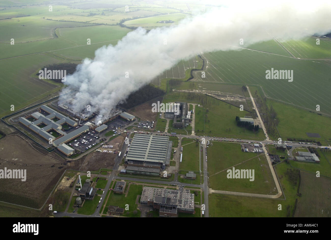 Yarlswood Haftanstalt Feuer Luftbild von der Damge verursacht Feuer Besatzungen noch am nächsten Morgen UK Arbeiten zeigen Stockfoto