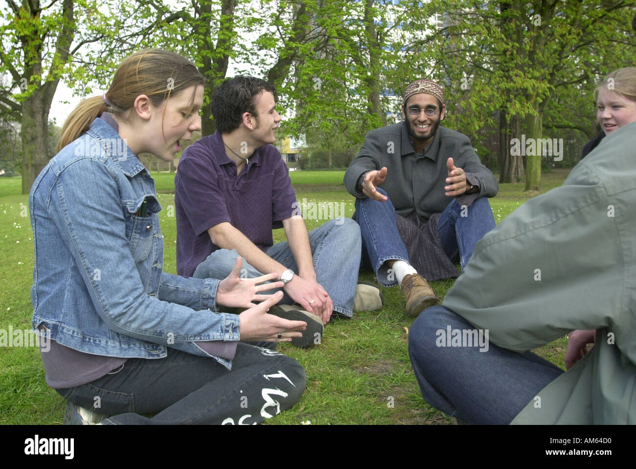 Jugendliche Mitglieder Parlamentsdebatte draußen auf dem Rasen UK Stockfoto