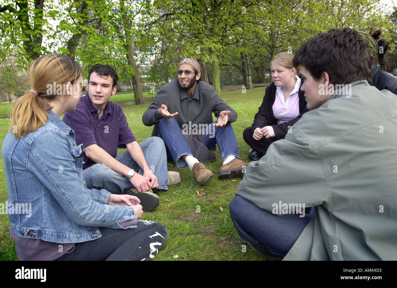 Jugendliche Mitglieder Parlamentsdebatte draußen auf dem Rasen UK Stockfoto