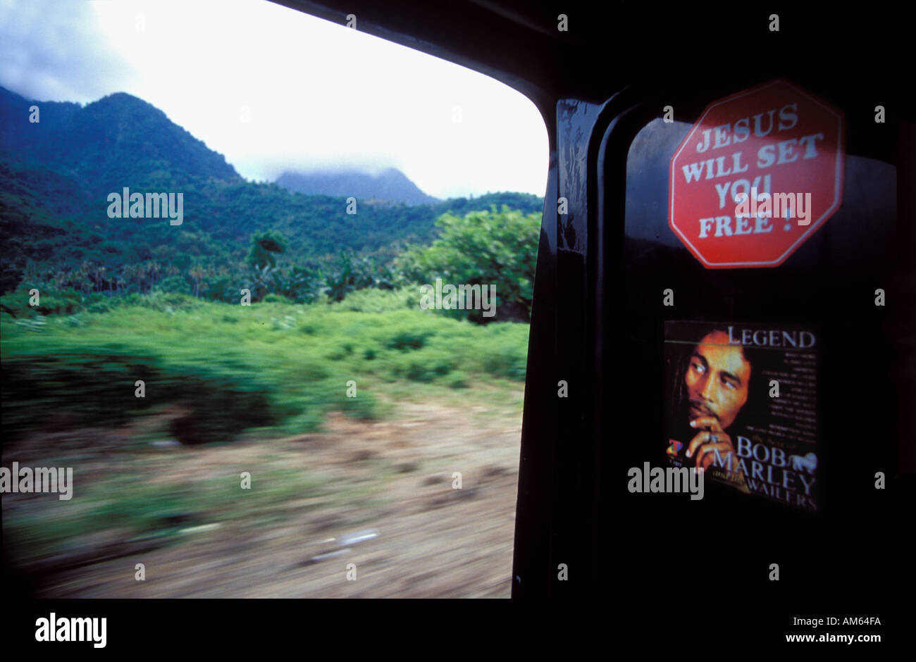 Flores Indonesien innerhalb einer Bemo die indonesische Bezeichnung für einen kleinen Bus mit der vulkanischen Landschaft, vorbei an Beschleunigung Stockfoto