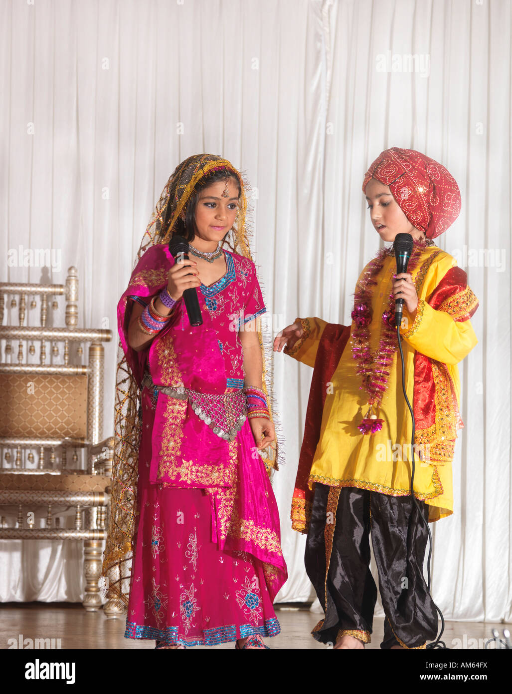 Kinder handeln spielen über Akbar auf Diwali London Stockfoto