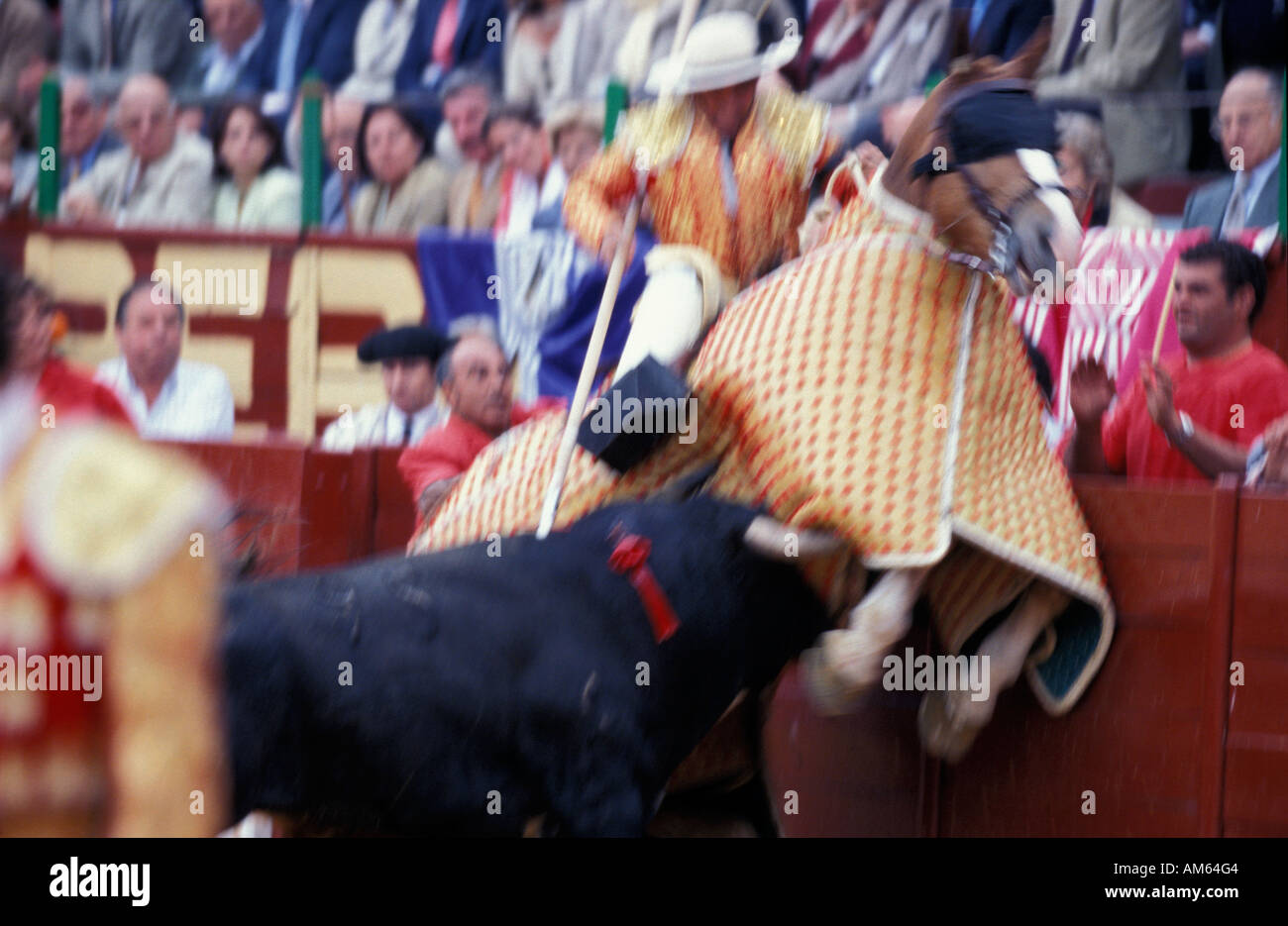 Jerez De La Frontera ein Picador auf dem Pferderücken in Schwierigkeiten Stockfoto