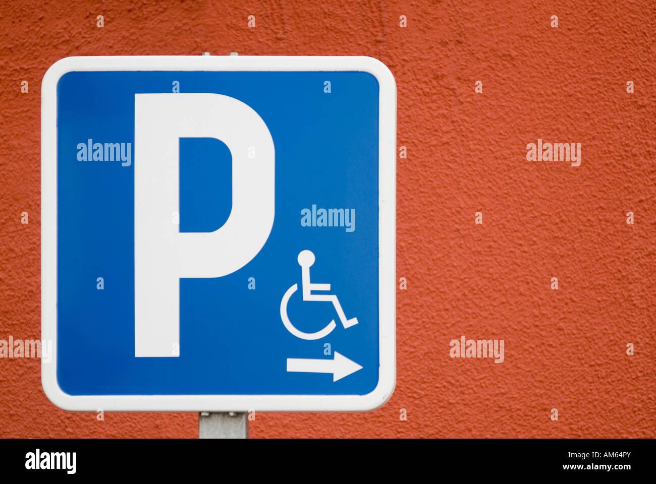 Behindertenparkplatz-Schild Mit Symbol – Aluminium, 450x150 Mm, Inkl. 800 Mm Pfahl, Weiß Pulverbeschichtet, Für Temporäre Oder Feste Montage