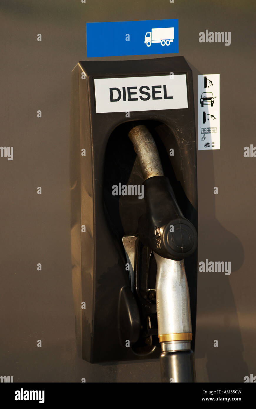 Diesel-Zapfsäule an Tankstelle Stockfoto