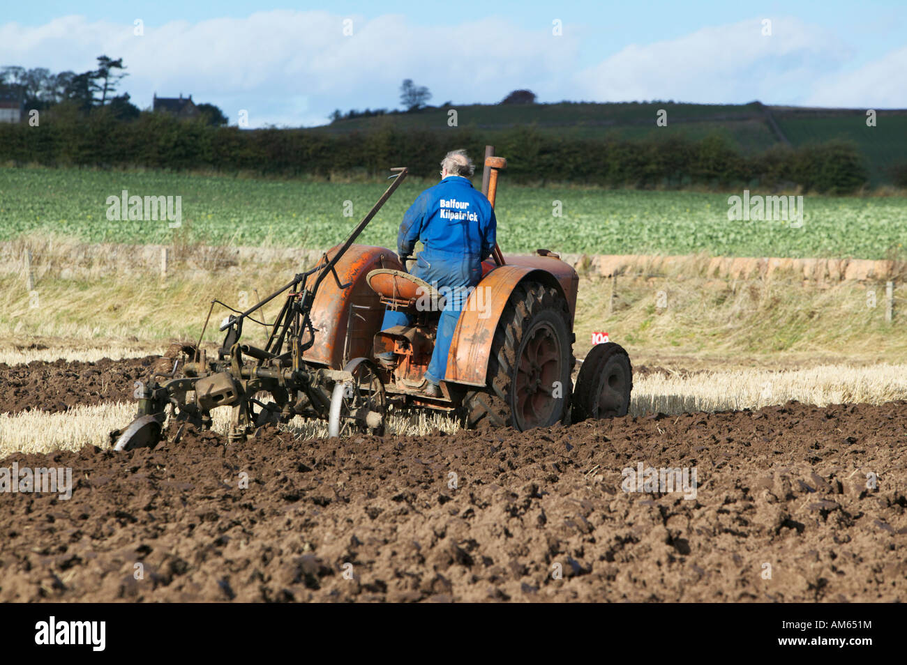 Traktor Pflügen bei den 2007 schottischen Pflügen Championships statt wesentlich Farm, Balmullo, St Andrews, Fife, Schottland, UK Stockfoto