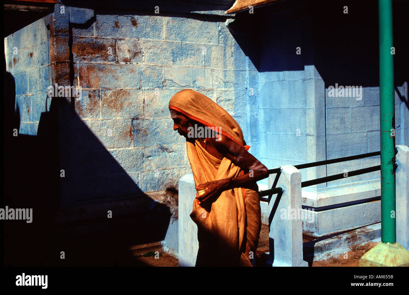 Eine alte Frau trägt einen Sari-Trachten in der Stadt Rameshwaram in Südindien Tamil Nadu Stockfoto