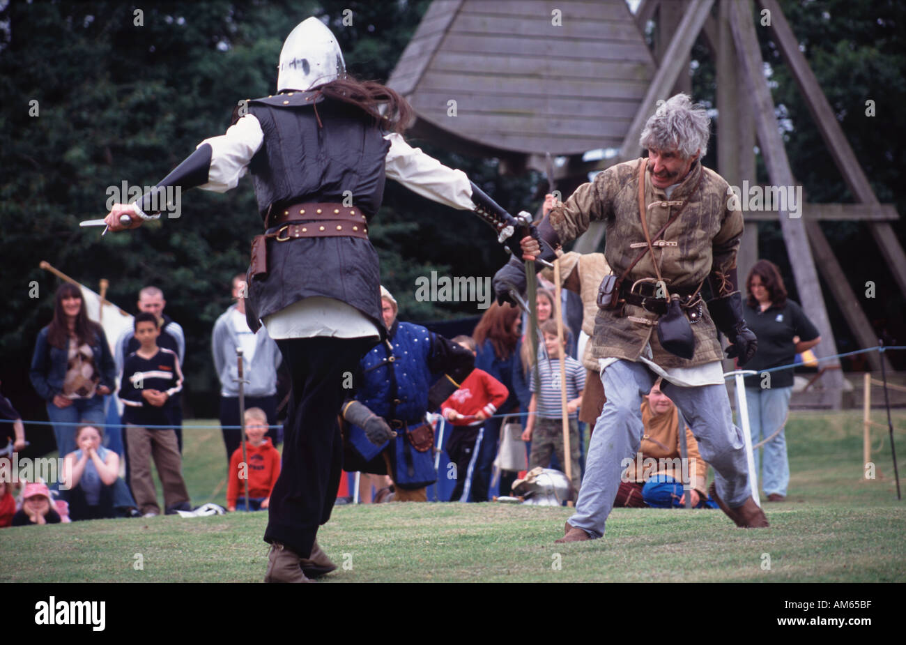 Re Verabschiedung des mittelalterlichen Schwert spielen im schottischen Schloss Caerlaverock Stockfoto