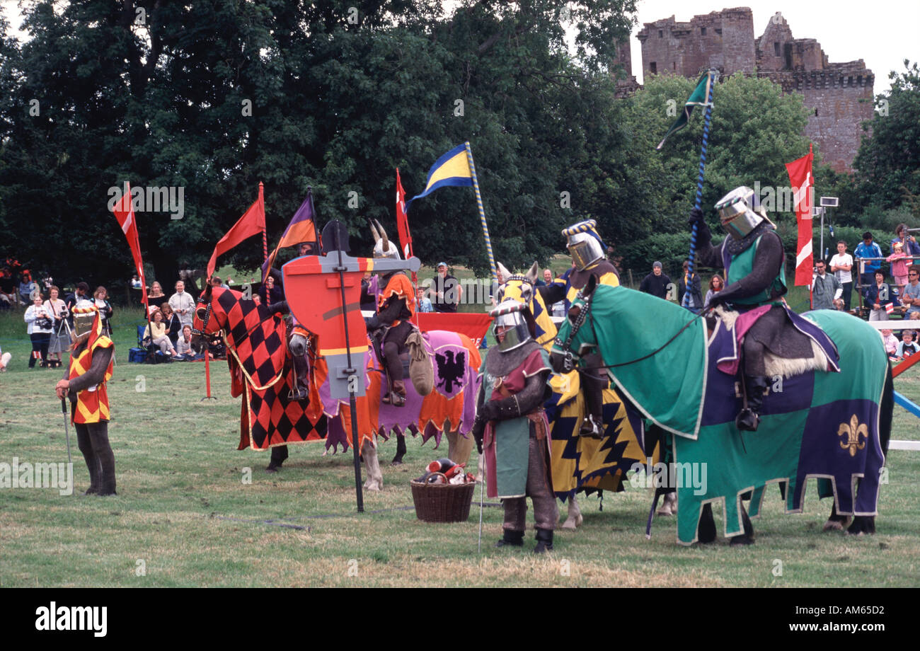 Re Inszenierung mittelalterlichen Ritter Ritterturnier im schottischen Schloss Caerlaverock in der Nähe von Dumfries Schottland, Vereinigtes Königreich Stockfoto