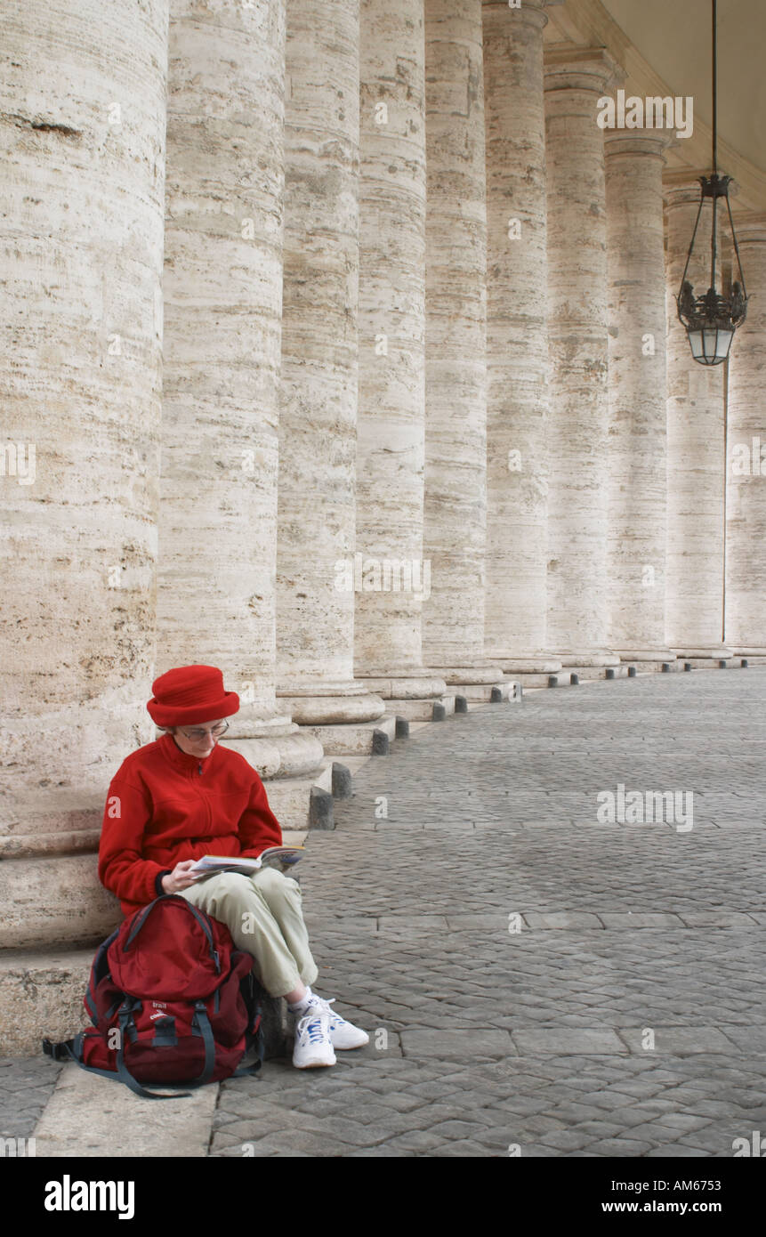 Ein Tourist liest einen Reiseführer nach Rom in Rom Piazza San Pietro (Petersplatz). Sankt Peter Platz, Rom, Latium, Italien. Stockfoto