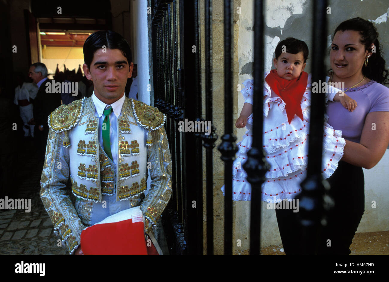 Jerez De La Frontera ein Torero im Gespräch mit seiner Familie in die Katakomben der Arena vor dem Stierkampf warten Stockfoto