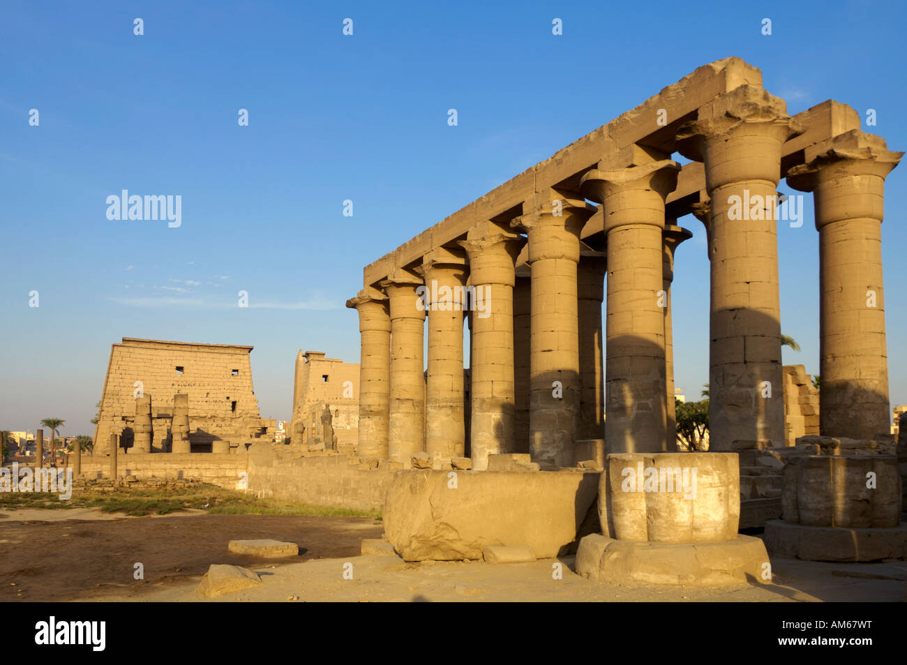 Sonne vor Gericht Spalten Luxor Tempel Ägyptens Nordafrika Stockfoto