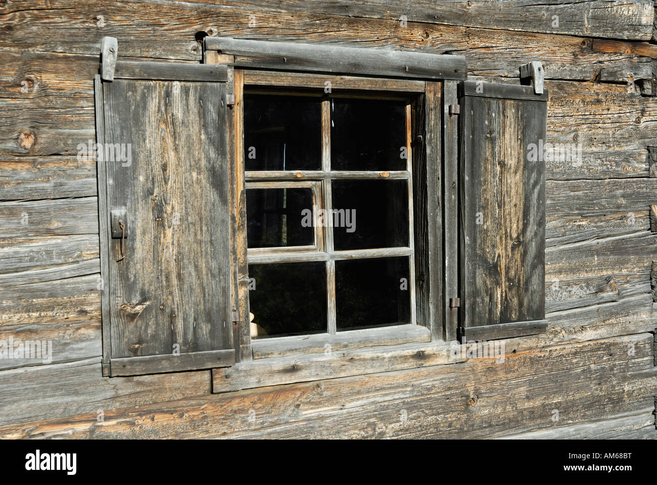 Fenster von Holz Bauernhaus ursprünglich in Südtirol, rekonstruiert im Farmhous Museum Breitenbach Österreich Stockfoto