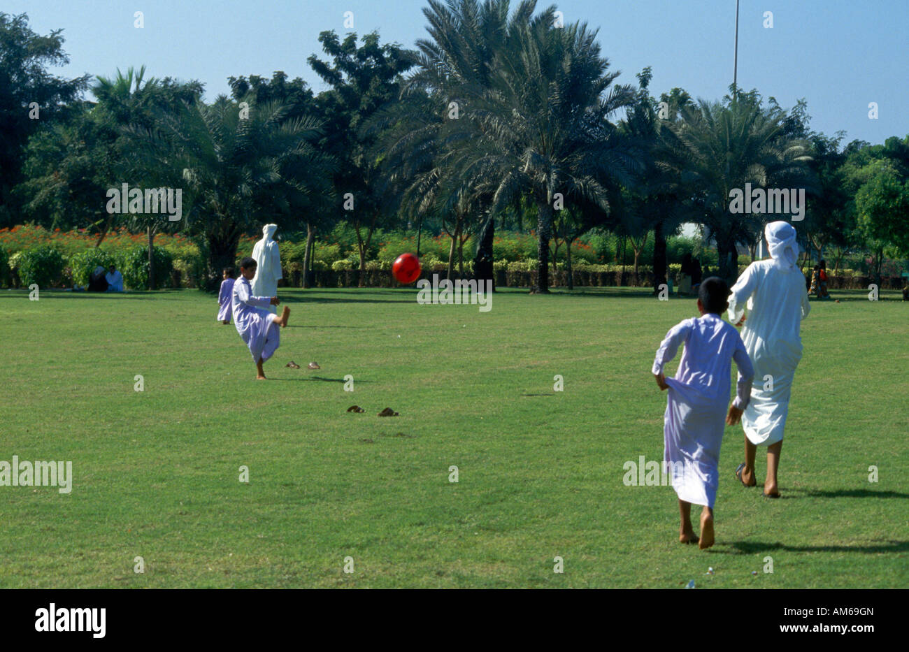 Dubai Vereinigte Arabische Emirate Safa Park Familie Fußball spielen Stockfoto