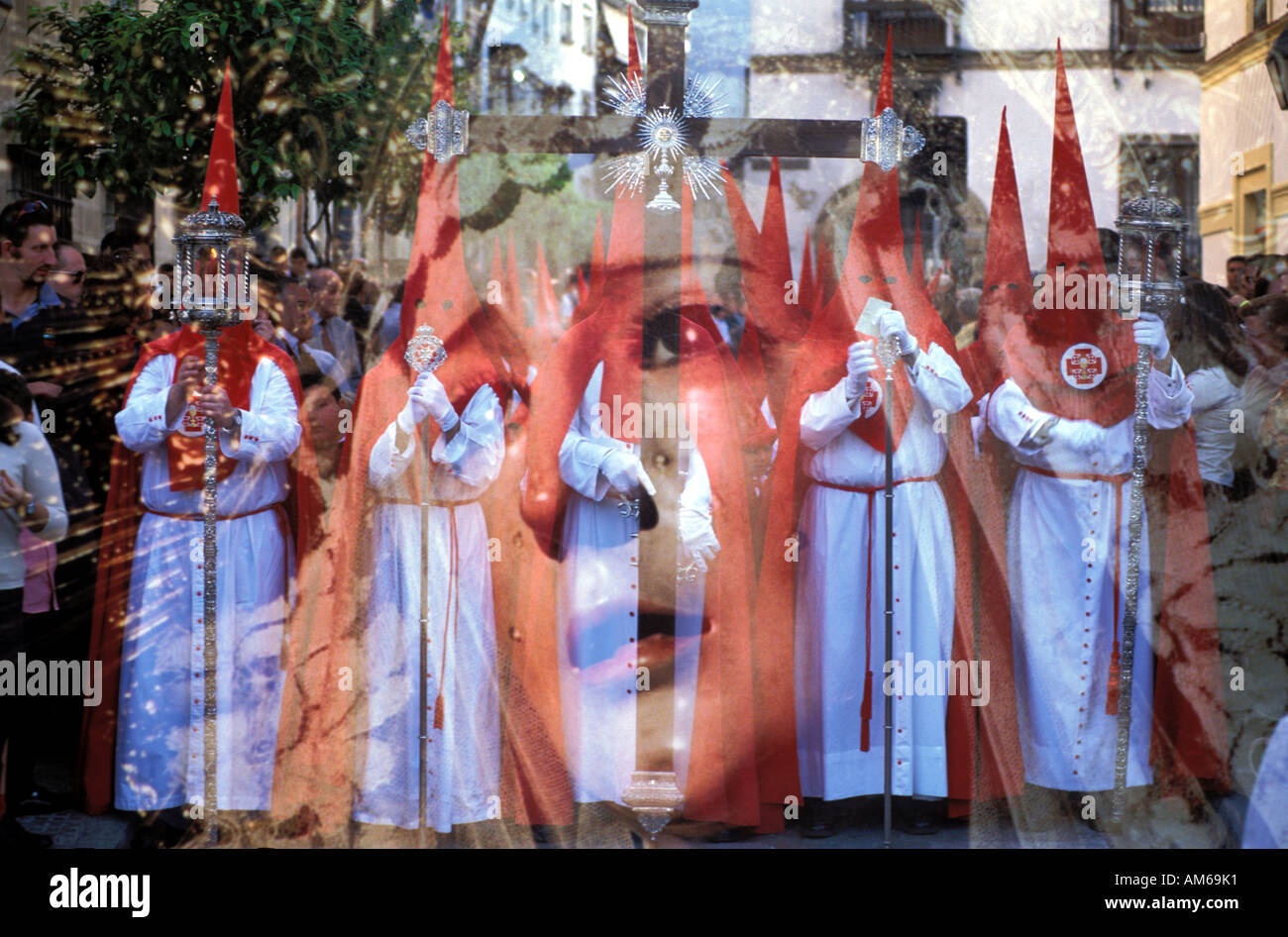 Jerez De La Frontera während der Heiligen Woche der östlichen Kapuzen Prozessionen sind auf der Durchreise durch die Straßen Stockfoto