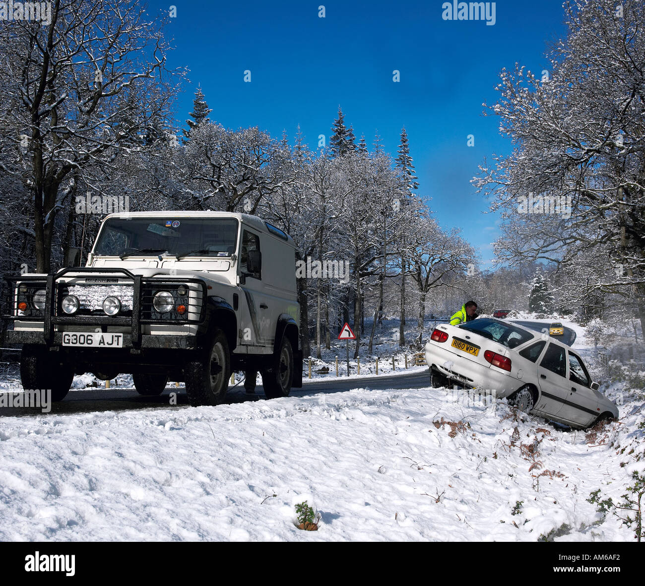 Ein Auto nach dem Schleudern im Schnee wiederhergestellt wird Stockfoto