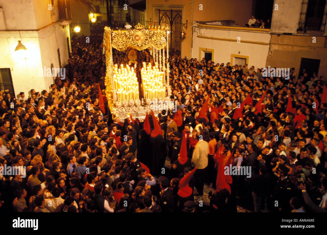 Jerez De La Frontera während der Heiligen Woche Ost-mit Kapuze Prozession trägt die Statue der Heiligen Maria Stockfoto