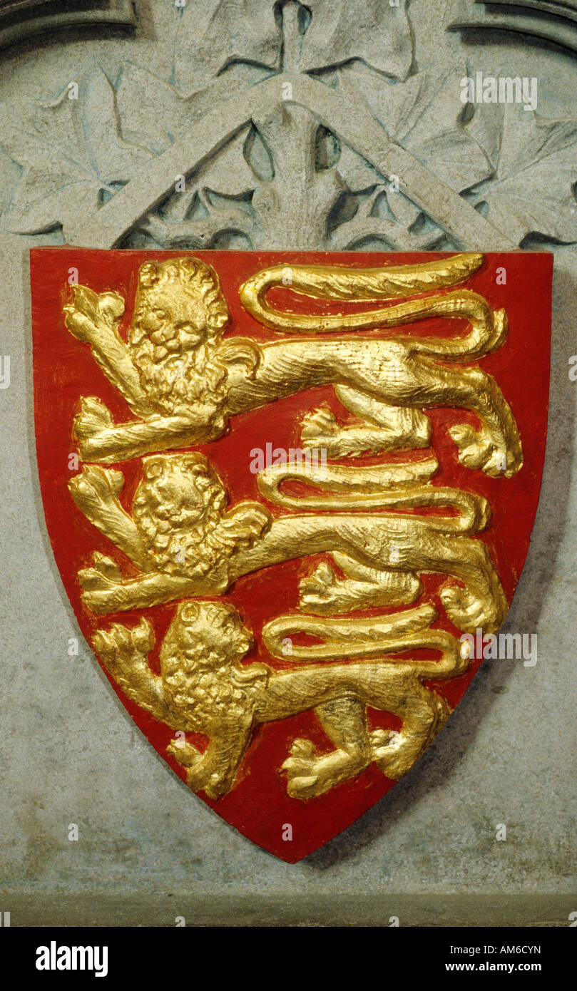 Drei 3 Löwen heraldischen Schild rot gold Wappen englischer Heraldik mittelalterliche Geschichte historische vergoldeten vergoldete Löwen England UK Stockfoto