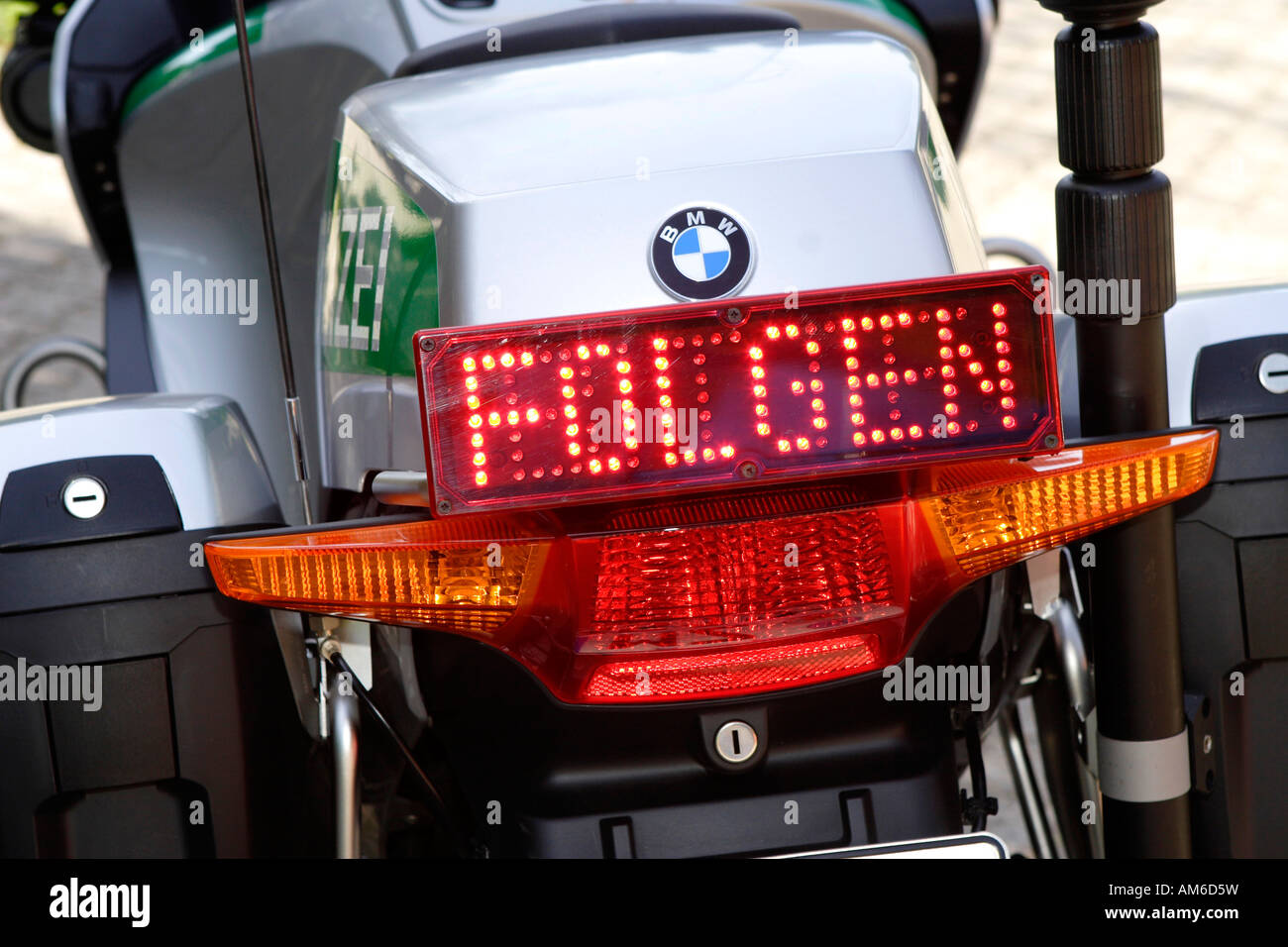 Polizeimotorrad mit Schild "Folgen" (folgen) Stockfoto