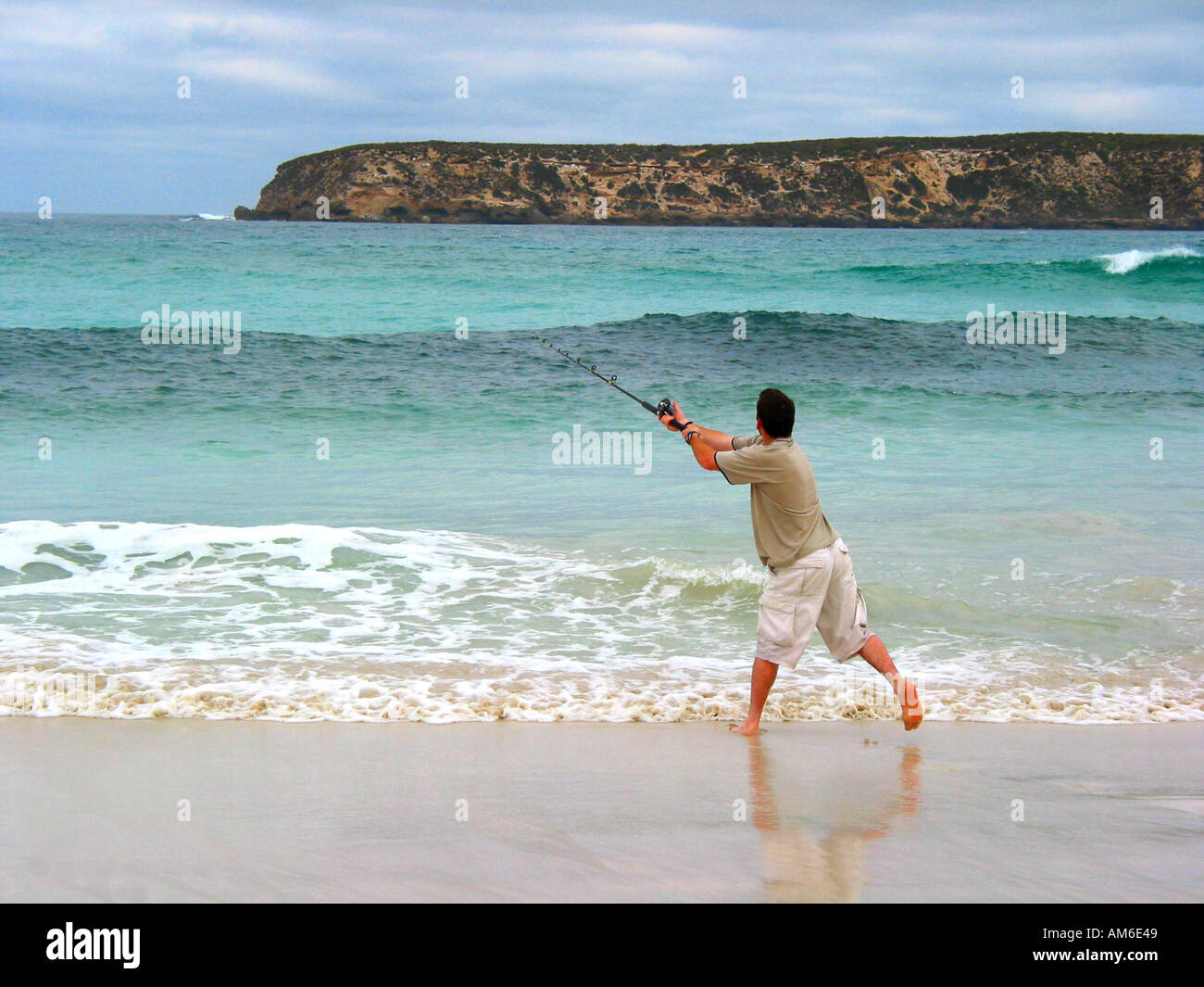 Angeln an einem Surfstrand Stockfoto