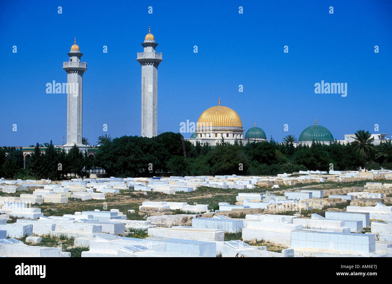 Tunesien, Monastir, Bourguiba-Mausoleum auf dem Friedhof gesehen Stockfoto